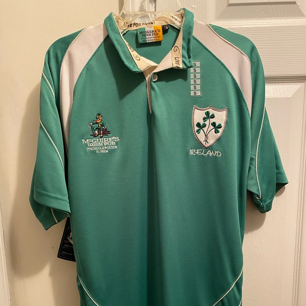 Maguire’s Irish Pub Green 🇮🇪 Ireland stitched Logos Rugby Leprechaun Polo Top